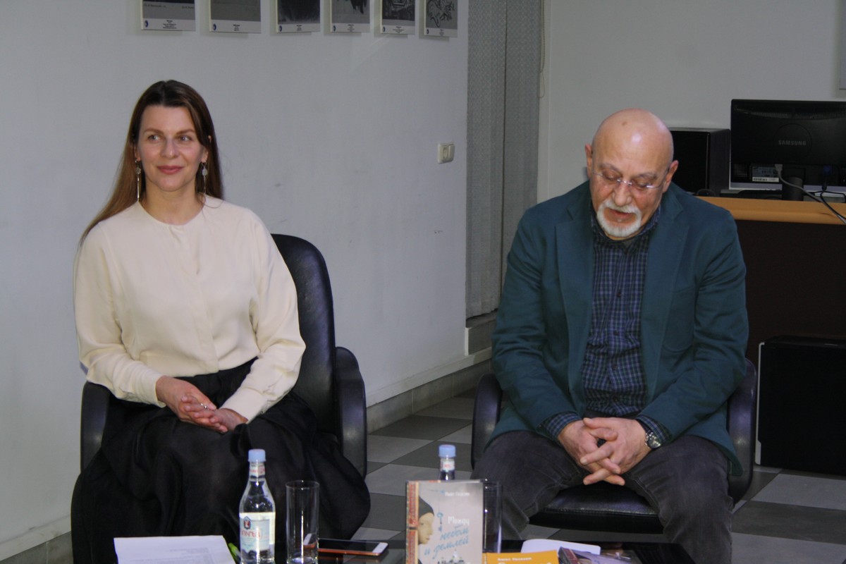 В литклубе РЦНК состоялась творческая встреча с русскоязычным писателем Ашотом Газазяном