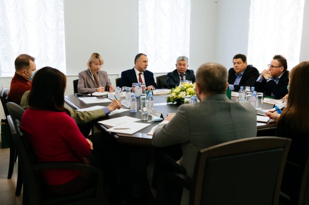 Консультации включали в себя встречу с Вице-президентом Торгово-промышленной палаты РФ Владимиром Падалко и брифинг на площадке "Национального исследовательского института развития коммуникаций".